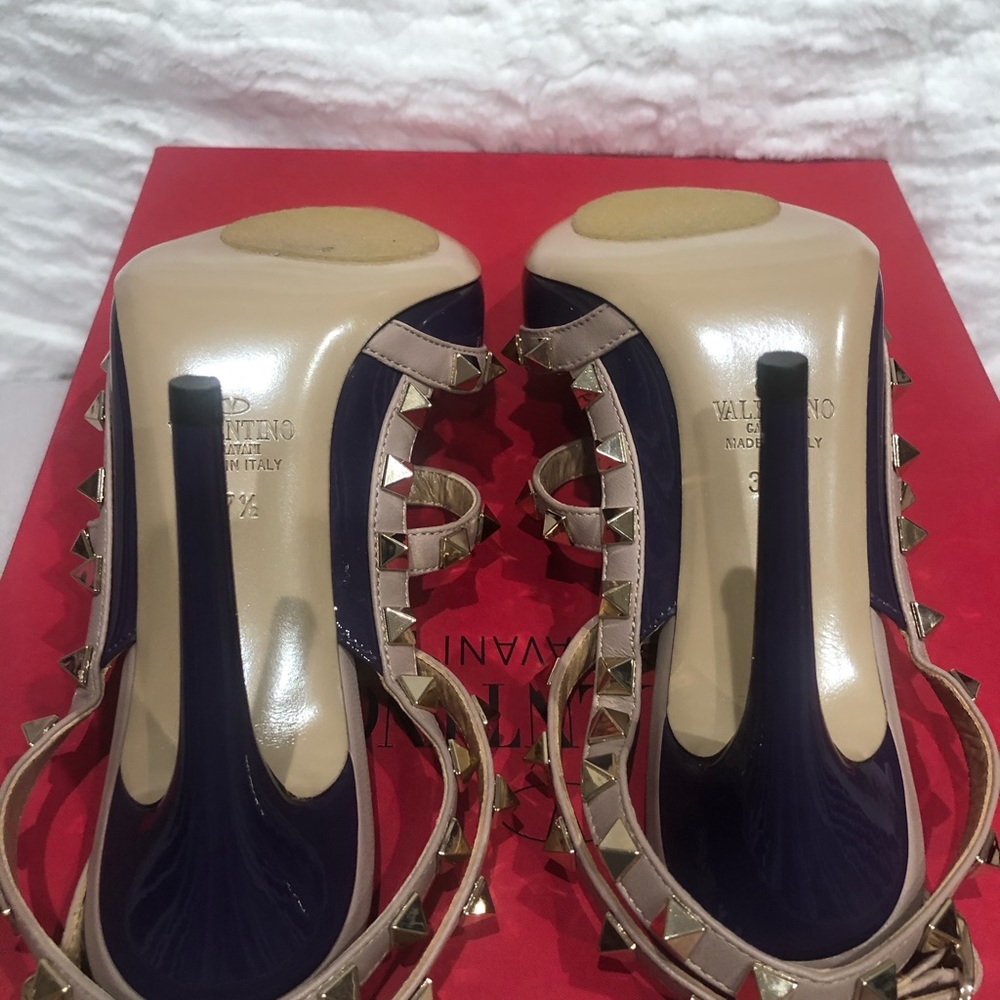 VALENTINO ROCKSTUDS PURPLE PATENT LEATHER HEEL. - Picture 11 of 13